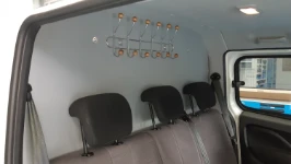 05_Appendiabiti installato nella cabina di guida di Doblò Fiat