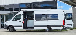 12_Mercedes Sprinter con veranda per esterni chiusa 