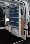 Contenitori trasparenti su furgone allestito per portoni e cancelli