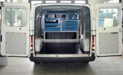 FOTO ARREDAMENTI VEICOLI COMMERCIALI SU FORD TRANSIT 2000 L1 H1 12a